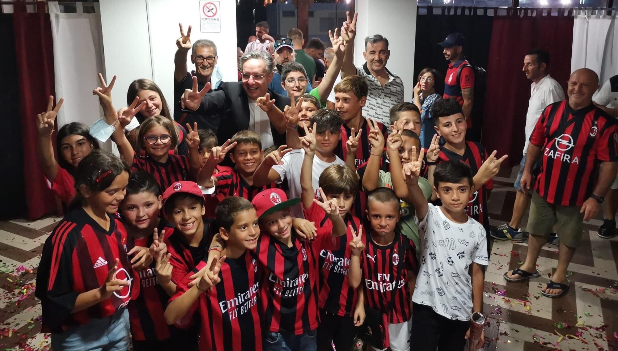 Piccoli tifosi rossoneri in un Milan Club
