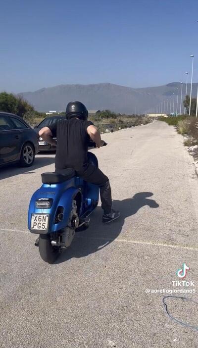 [VIDEO] Questa vespa blu &egrave; l&#039;incubo di tutti i 1000. Da zero a cento in? Forse troppo poco...