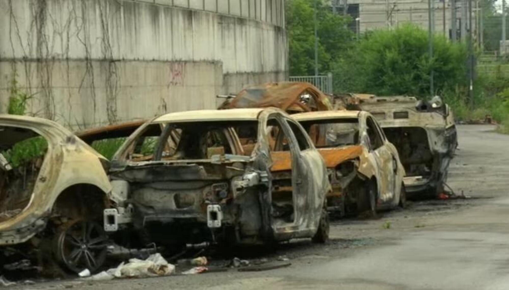 Le carcasse di auto bruciate