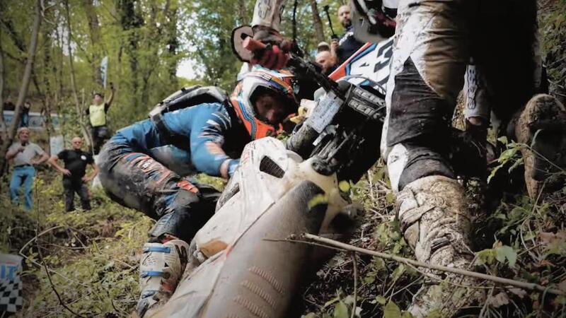 Campionato Italiano Hard Enduro. Headless Rider Extreme: rivali che si aiutano per completarlo