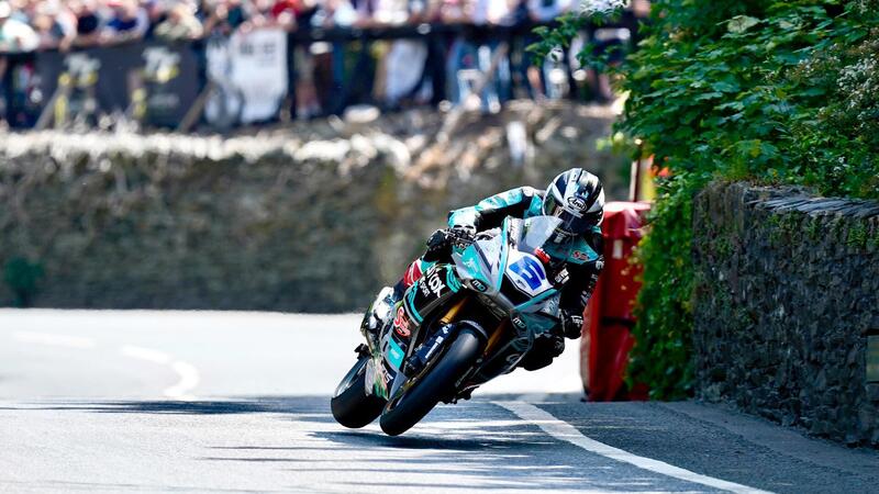 Tourist Trophy: Dunlop vola a 130 mph di media in Supersport e vince per la venticinquesima volta