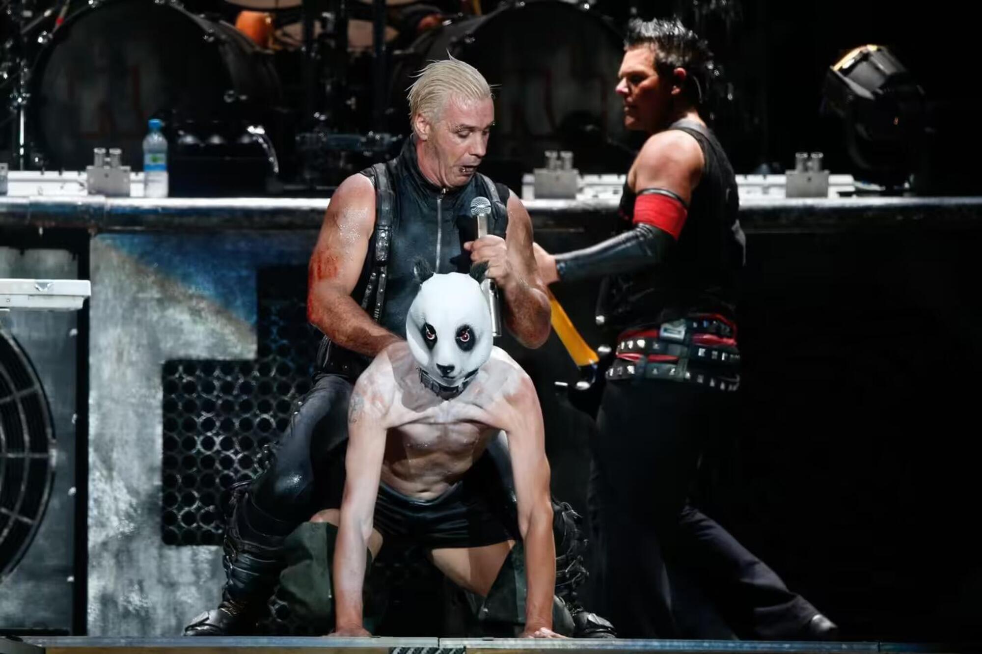 Uno dei tanti momenti estremi di un concerto dei Rammstein 