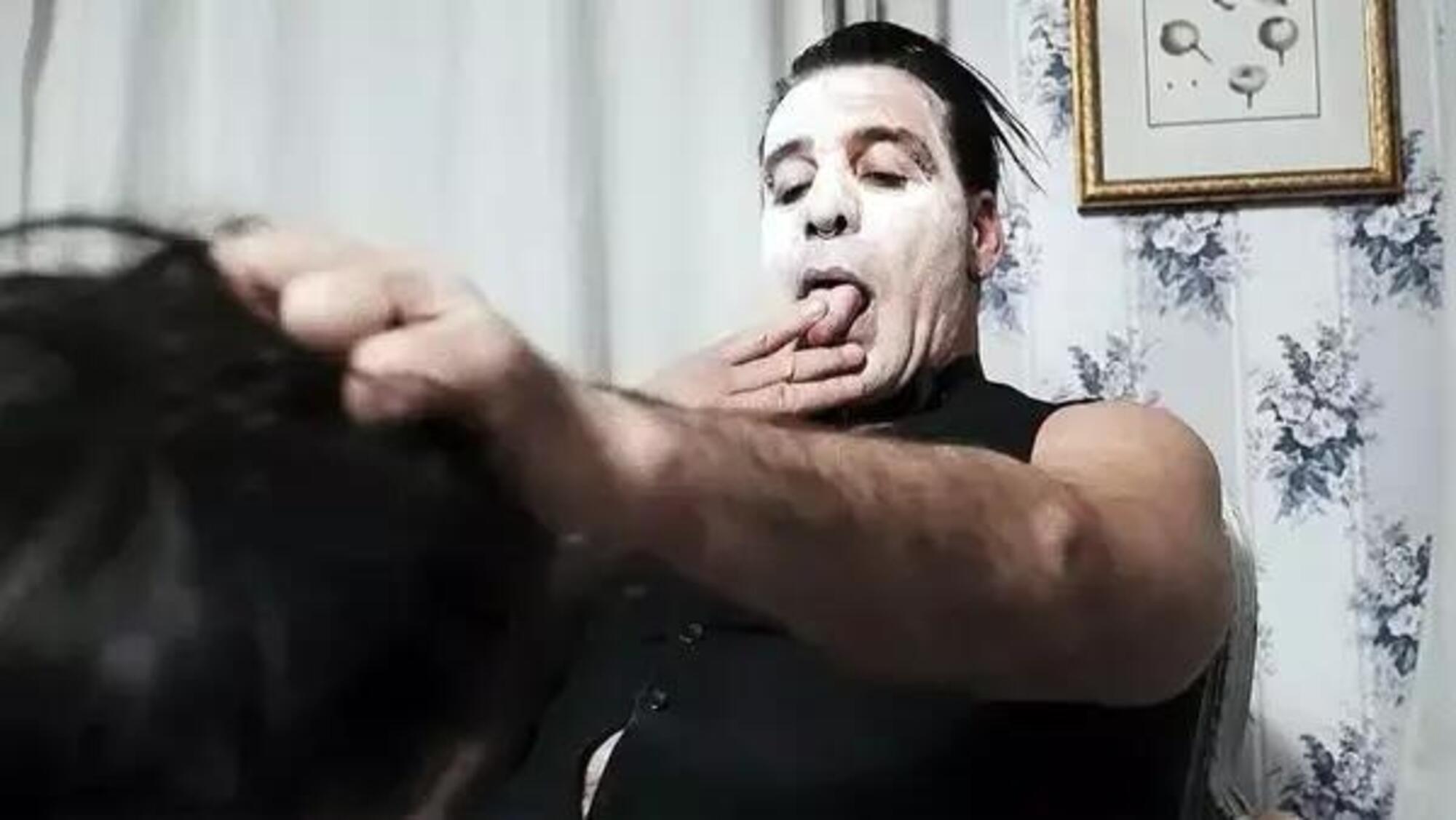 Till Lindemann in uno dei tanti video della band