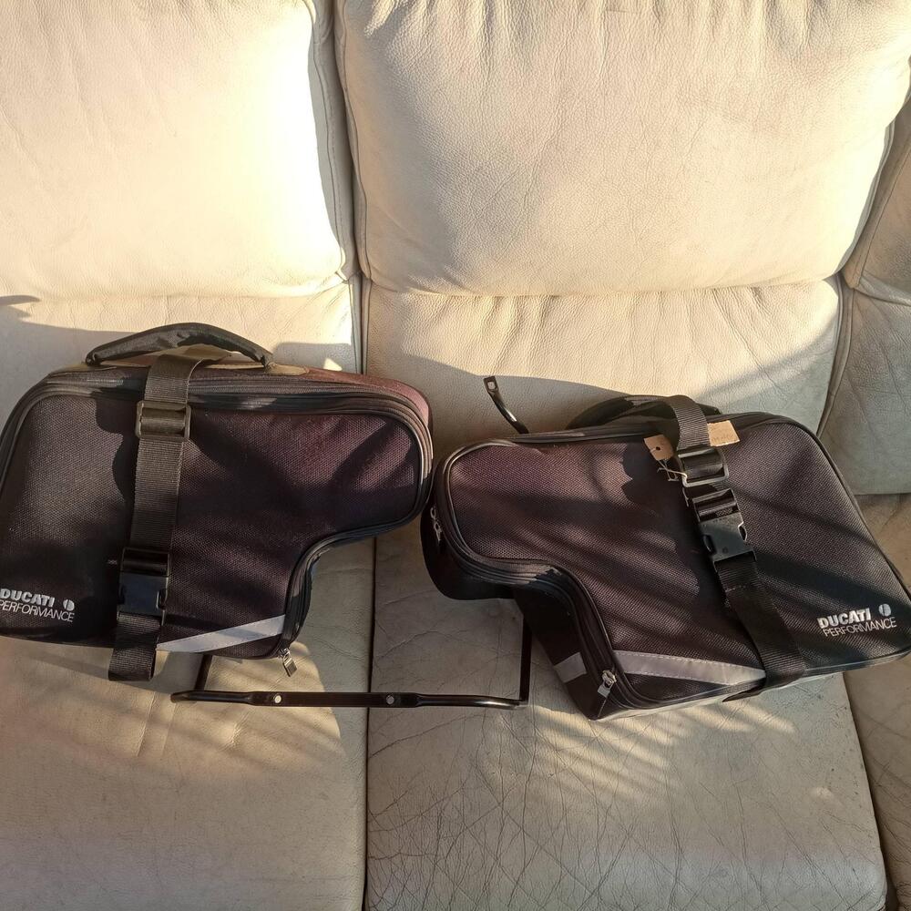 Coppia borse originali Ducati performance per Mons (2)