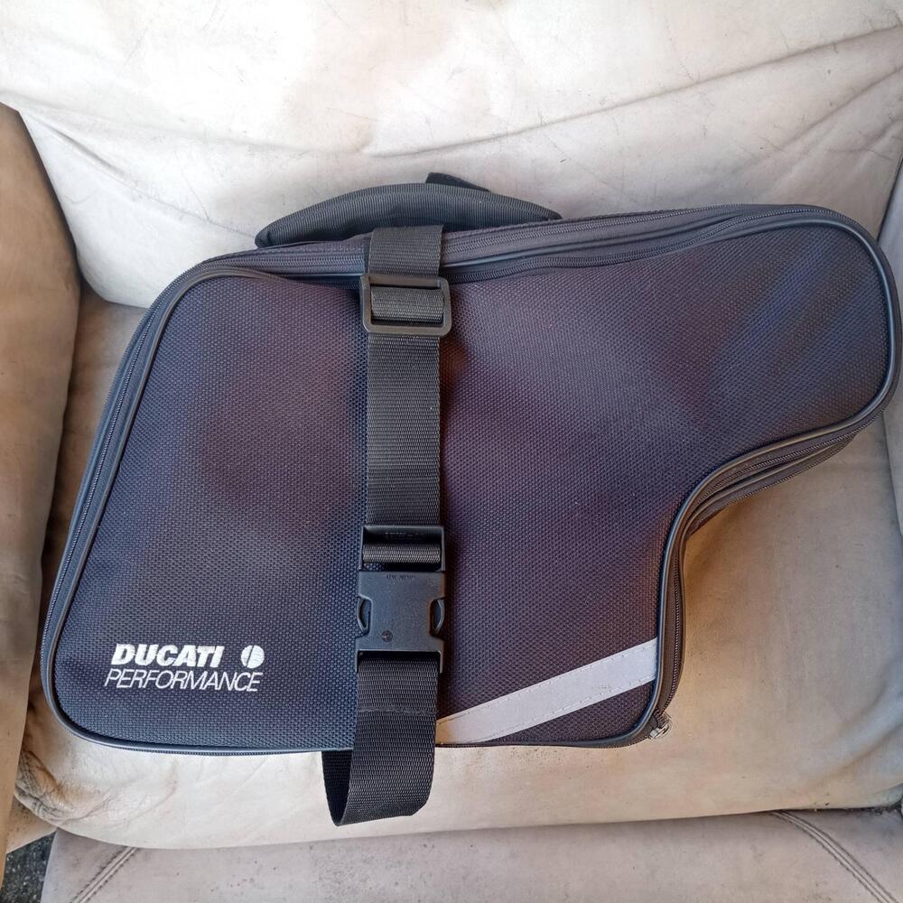 Coppia borse originali Ducati performance per Mons (3)