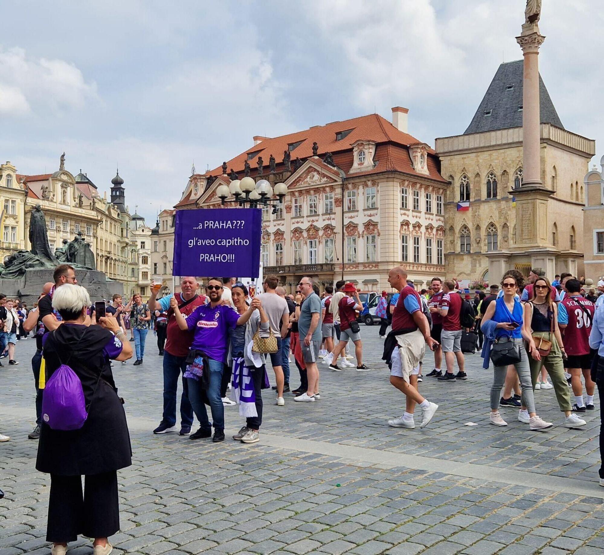 Tifosi della Fiorentina a Praga