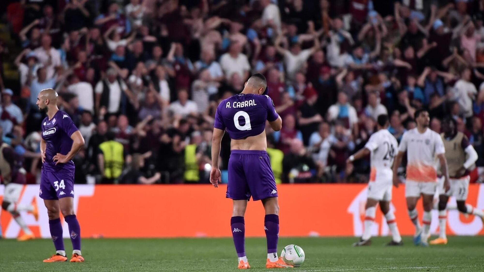 La delusione della Fiorentina dopo la sconfitta con il West Ham
