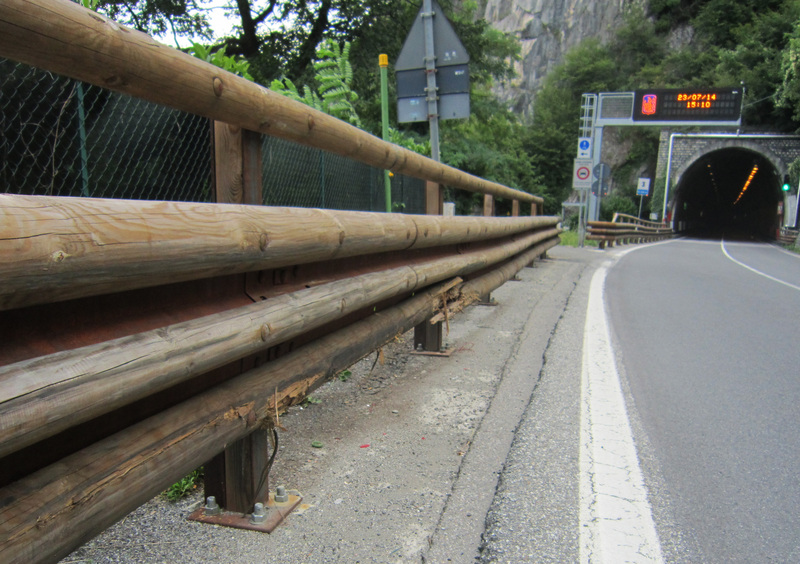 Strada Statale Regina 340 (Lago di Como): schegge impazzite dai guard rail in legno