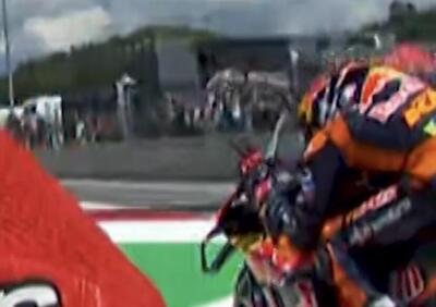 [VIDEO] MotoGP 2023, GP d'Italia al Mugello. E voi Jack Miller che stacca una mano in partenza lo avevate visto?