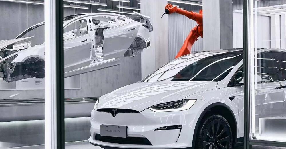 Tesla ora ti costruisce l&rsquo;auto in concessionaria in appena 45 secondi 