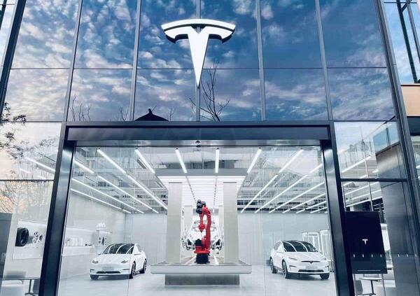 Tesla ora ti costruisce l&rsquo;auto in concessionaria in appena 45 secondi 