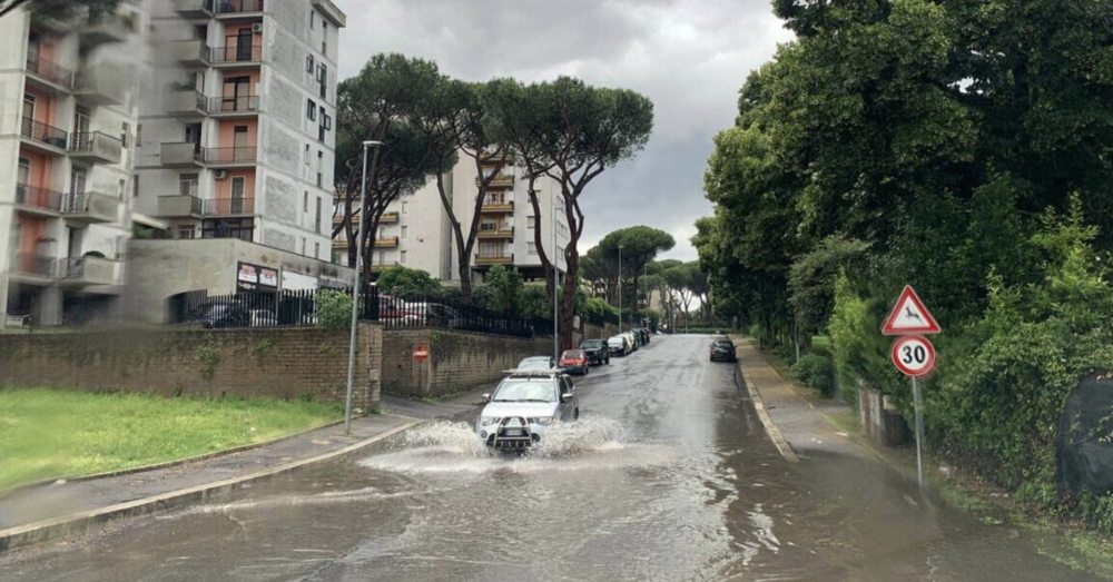 A Roma con il maltempo non si guida. Tra strade bloccate e auto sommerse, che figura ci fa la Capitale? [VIDEO]