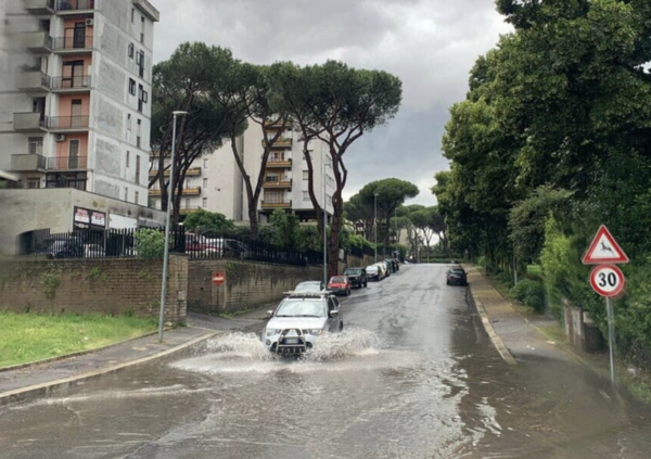 A Roma con il maltempo non si guida. Tra strade bloccate e auto sommerse, che figura ci fa la Capitale? [VIDEO]
