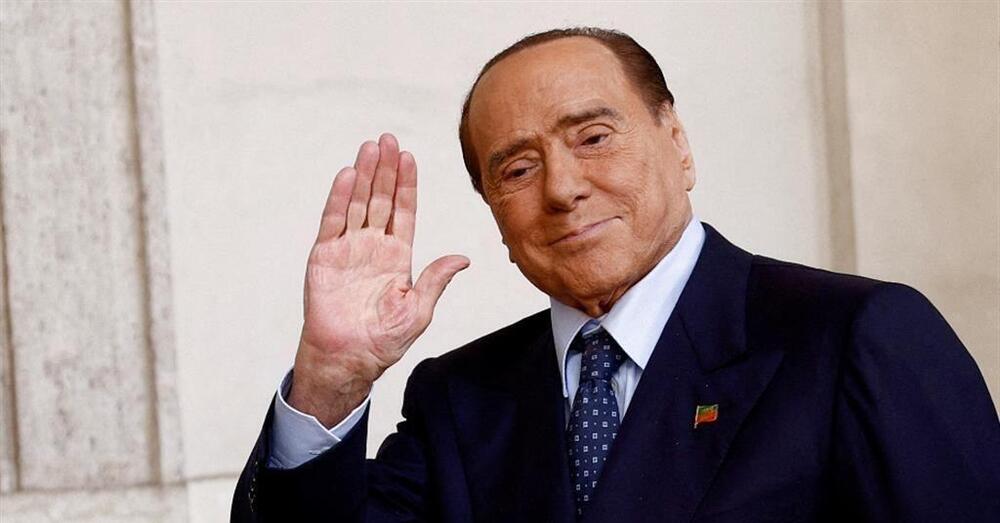 La vera storia dell&rsquo;ultima foto di Berlusconi (e di chi voleva venderla e guadagnarci). E c&#039;entra sempre Fabrizio Corona