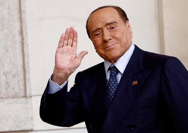 La vera storia dell&rsquo;ultima foto di Berlusconi (e di chi voleva venderla e guadagnarci). E c&#039;entra sempre Fabrizio Corona