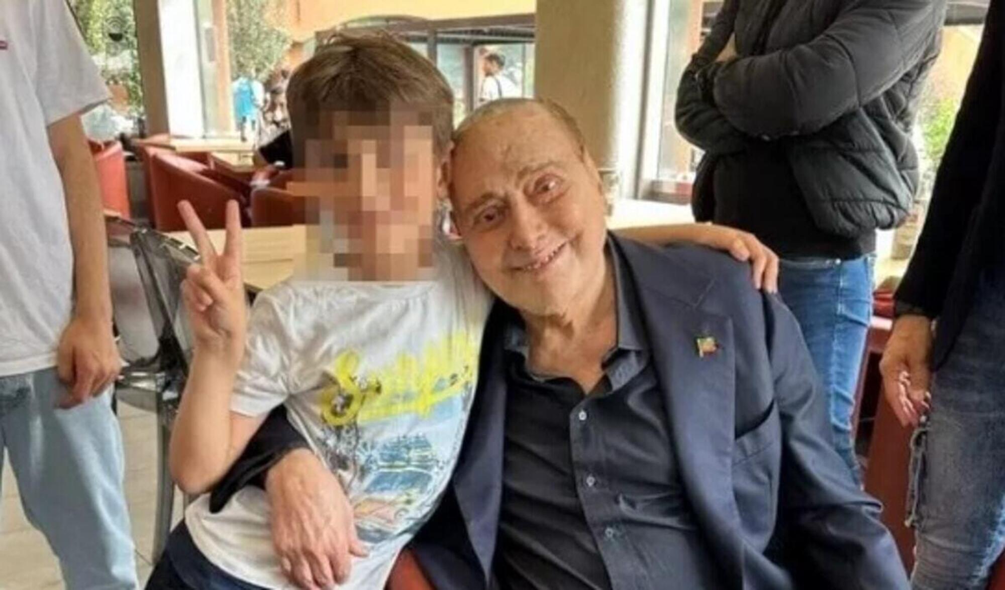 La foto di Silvio Berlusconi con il figlio del proprietario del Maximilian Bistrot a Segrate 