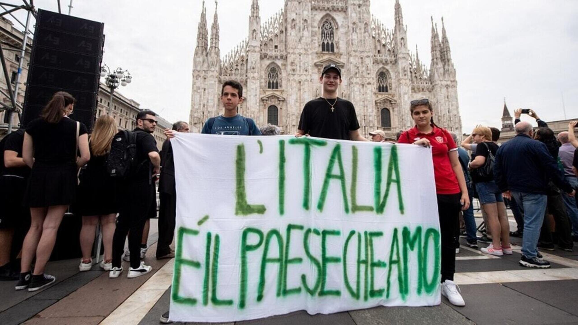 Giovani sostenitori di Silvio Berlusconi in piazza Duomo