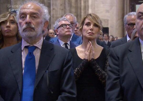 Ecco tutte le follie ai funerali di Silvio Berlusconi. Da Barbara D&rsquo;Urso (versione meme) a Escort Advisor e il &ldquo;rutto nazionale&rdquo; di Guzzanti&hellip; 
