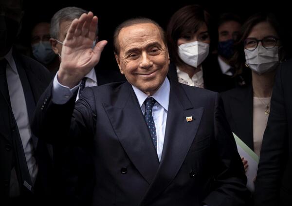 I giorni di lutto di Alessi per Berlusconi: &ldquo;Mi diceva che il cuore viene prima. E che senza cuore...&rdquo;. Gli aneddoti, le parole di Boldi e Greggio e...