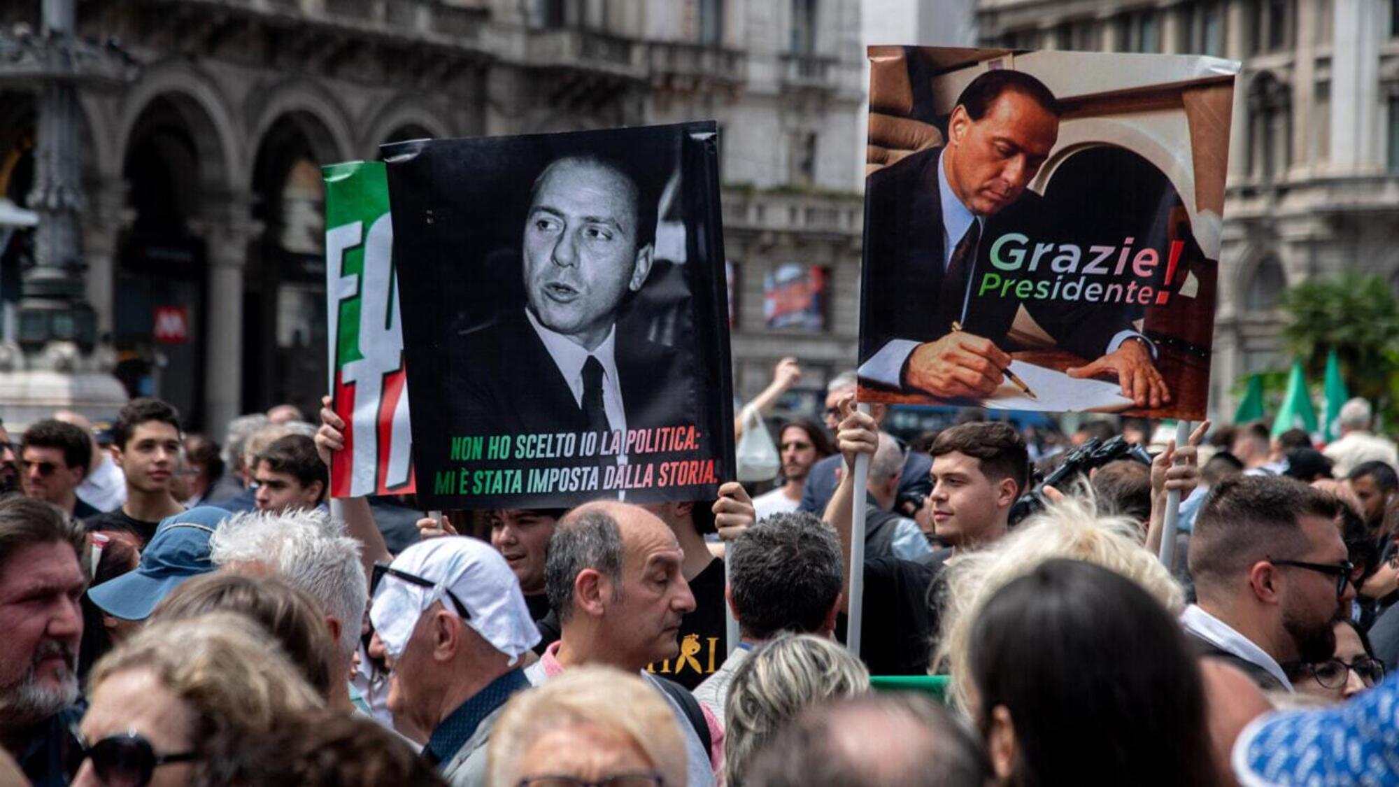 Piazza Duomo gremita per i funerali di Silvio Berlusconi