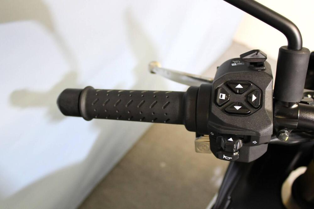 Aprilia Tuono V4 (2021 - 24) (12)