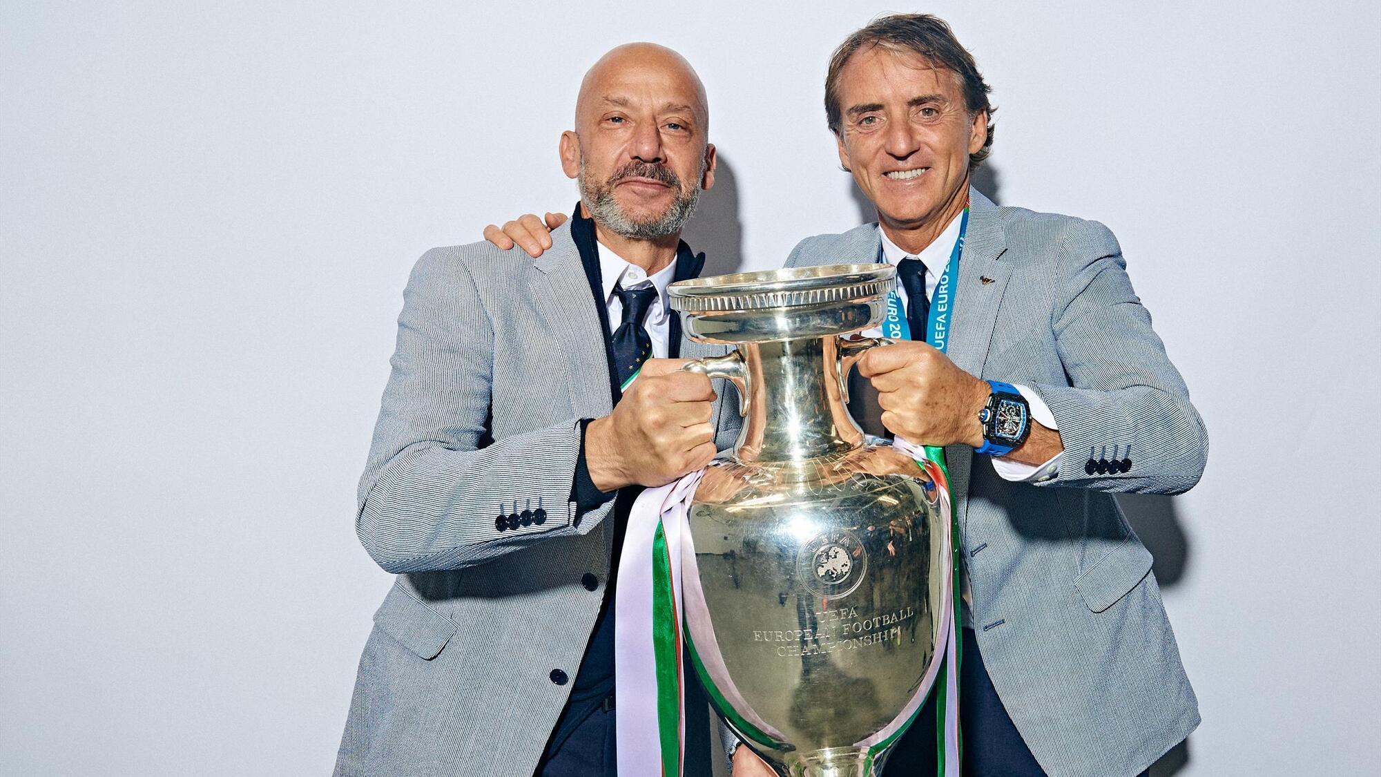 Vialli e Mancini con la coppa di Euro 2020: tempi purtroppo andati