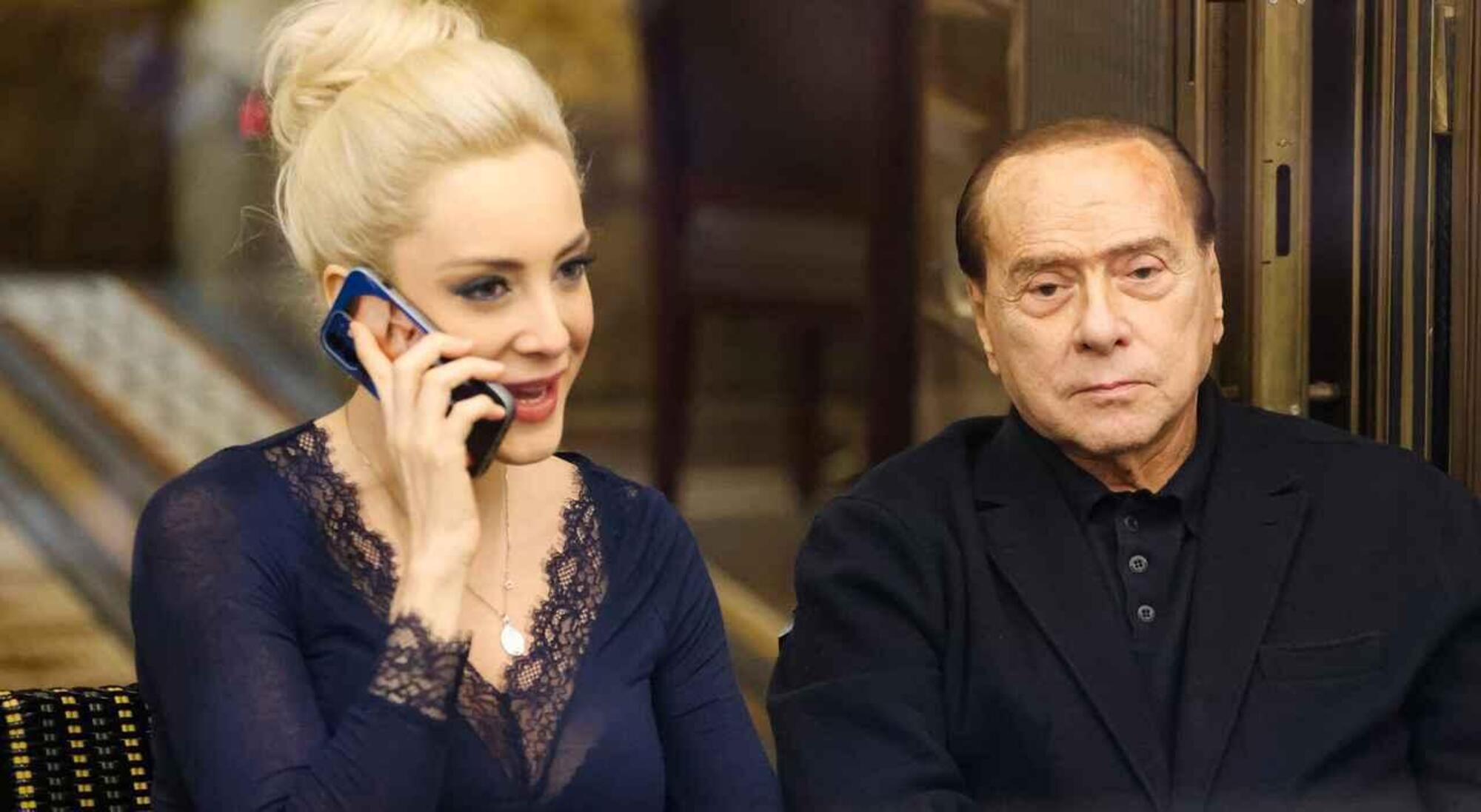 Marta Fascina (con cover del cellulare dedicata a Silvio Berlusconi)