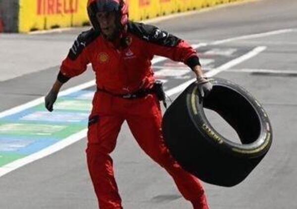 Meccanico Ferrari salva la Mercedes ed evita un incidente ai box. Ma la direzione gara dov&rsquo;era? [FOTO]