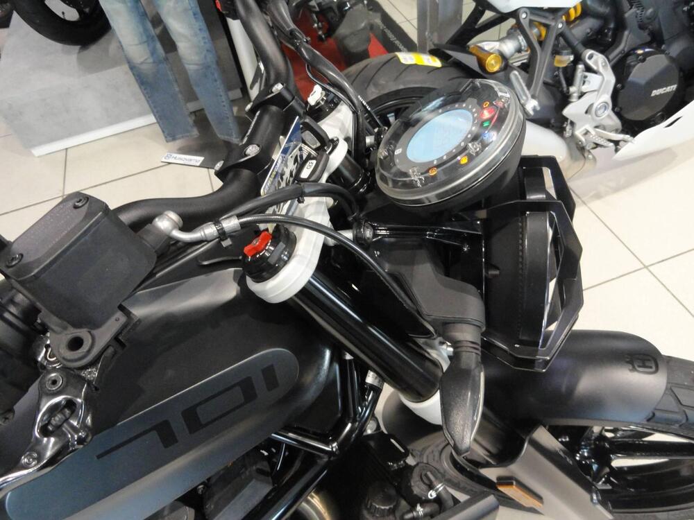 Husqvarna Svartpilen 701 (2019) (4)