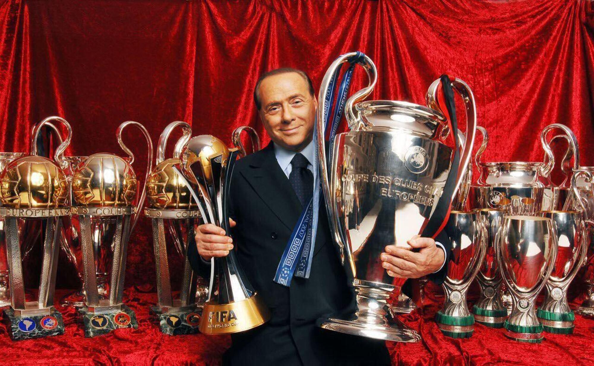 Silvio Berlusconi con tutti i trofei conquistati dal suo Milan