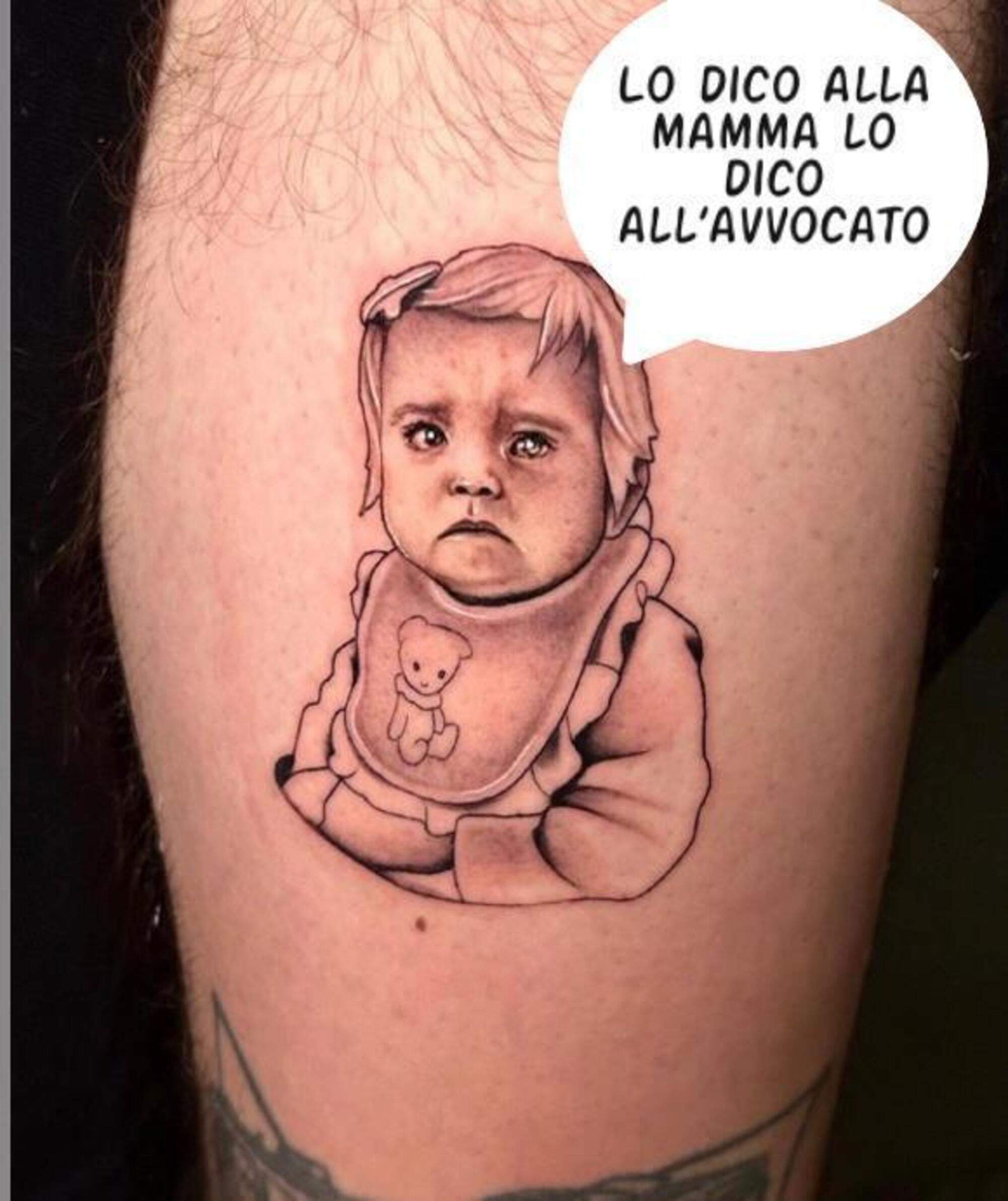 Il tatuaggio di Fedez dedicato alla figlia Vittoria con la nostra vignetta