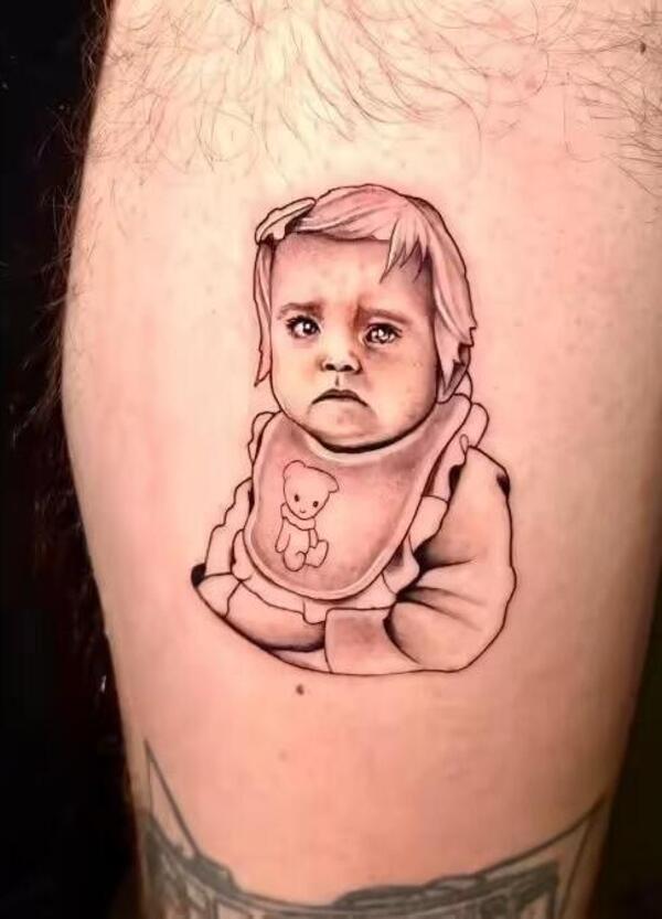 Il tatuaggio di Fedez sulla figlia Vittoria &egrave; brutto? Perch&eacute; manca la didascalia: l&#039;abbiamo aggiunta 