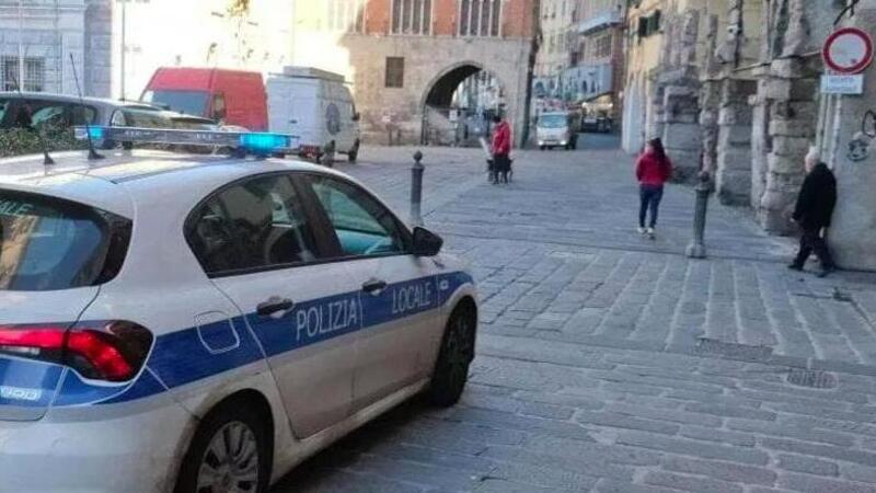 Genova. Dovr&agrave; pagare per la pulizia dell&#039;asfalto: il motociclista aveva perso sangue dopo l&#039;incidente