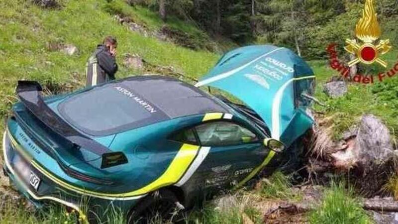 Incidente con una Aston Martin Vantage F1: vola nel burrone, illeso