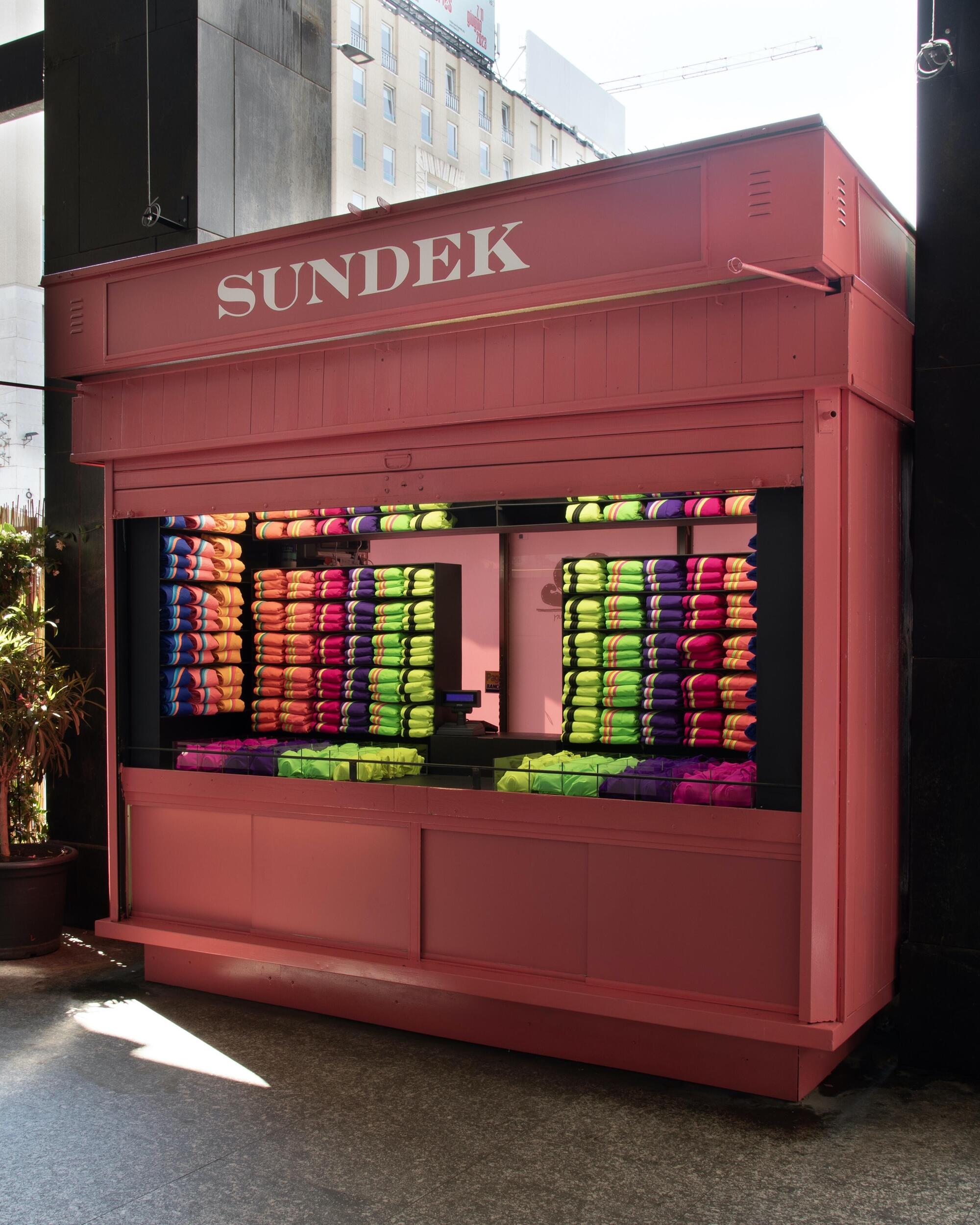 Il temporary store Sundek in piazza San Babila 5 a Milano