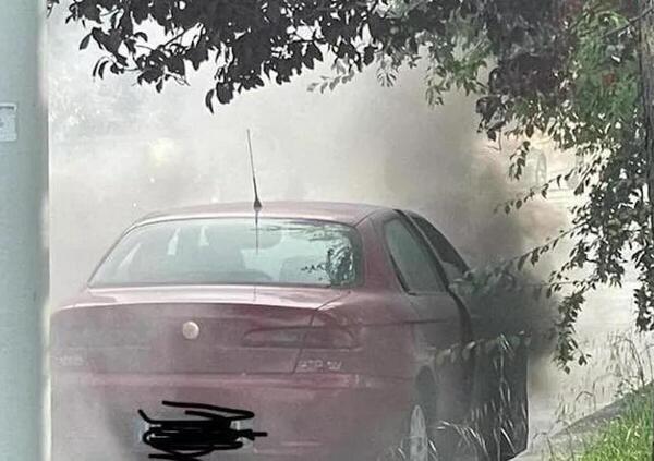 Auto di Fratoianni (Sinistra Italiana) in fiamme dopo il comizio: ecco cosa &egrave; successo