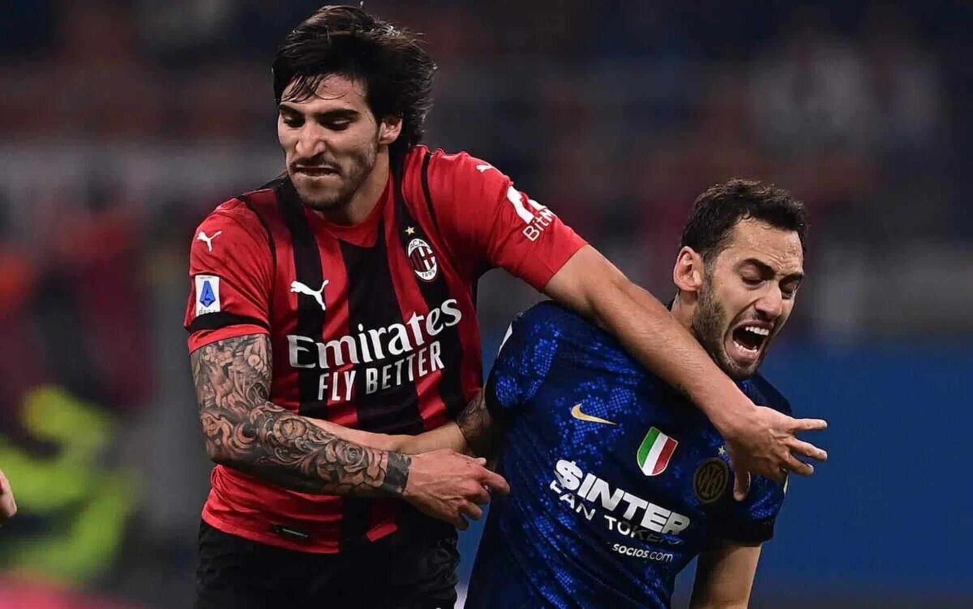 Tonali e l&#039;ex rossonero Chalanoglu in Milan-Inter