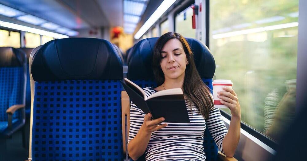Gli italiani dove leggono davvero? In treno e sui mezzi pubblici. Ecco i libri pi&ugrave; apprezzati