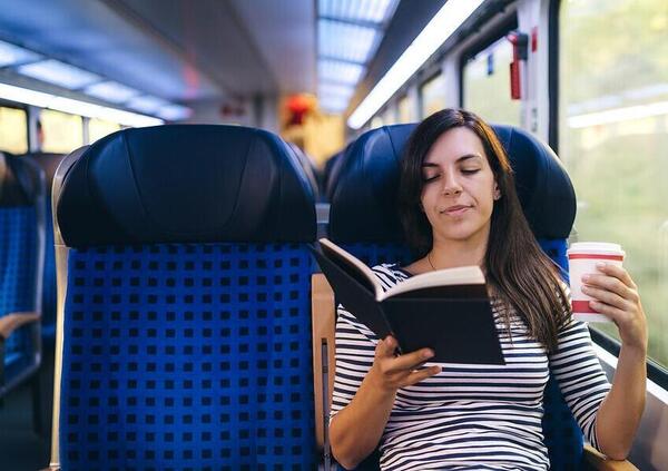 Gli italiani dove leggono davvero? In treno e sui mezzi pubblici. Ecco i libri pi&ugrave; apprezzati