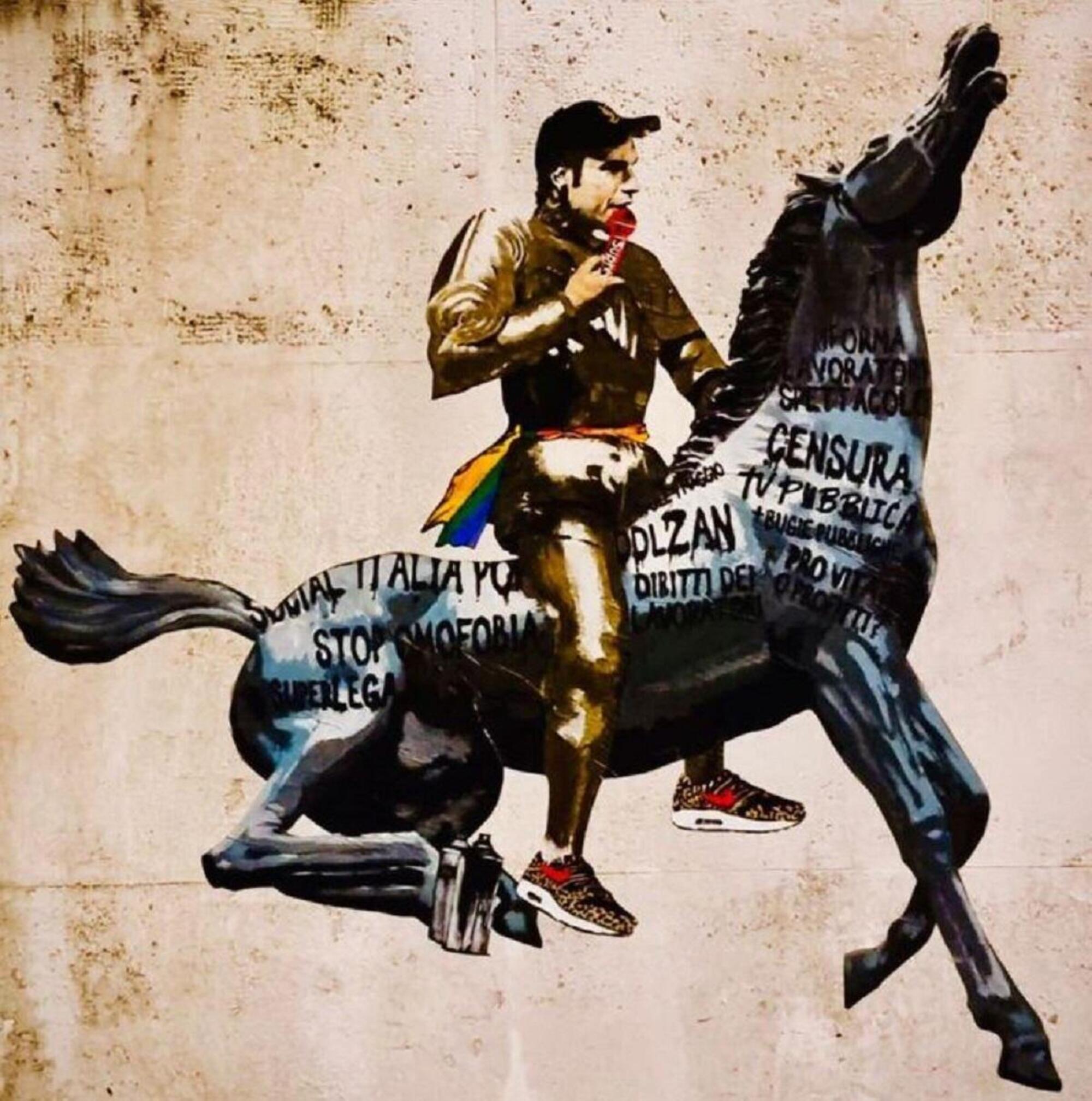 Il murale di Fedez sul cavallo Rai a Roma