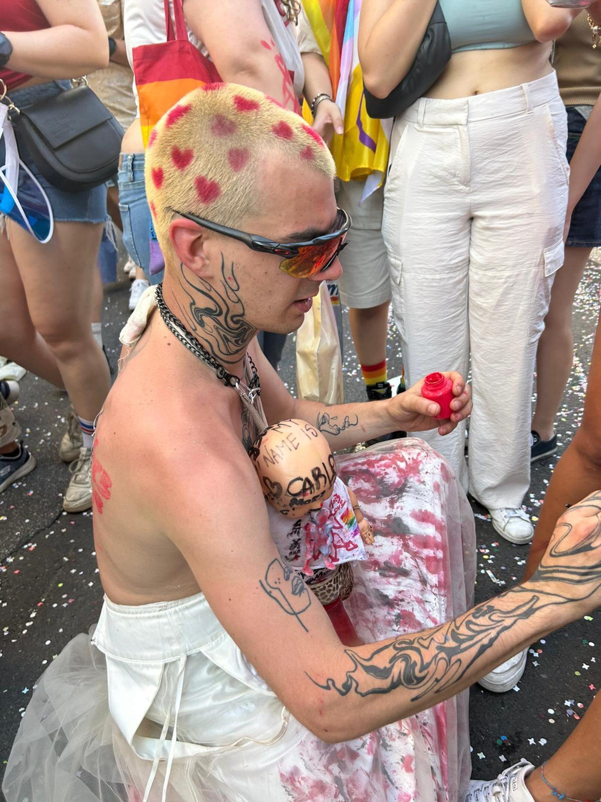 Il partecipante al Milano Pride col suo (finto) neonato molto dotato