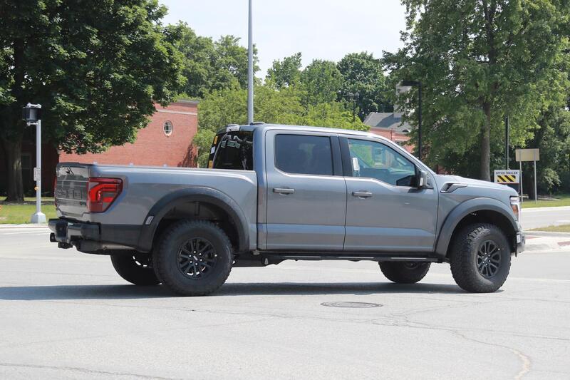 Ford F150 Raptor, il nuovo facelift arriva nel 2024 [Foto Spia]