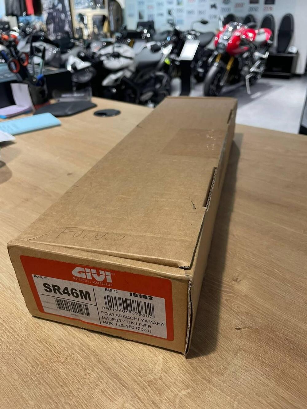 Portapacchi Givi SR46M YAMAHA MAJESTY 125/150/180 (2)