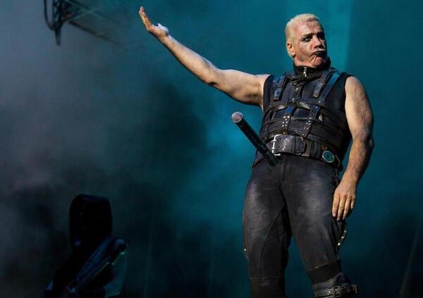 I fan dei Rammstein sono peggio di Till Lindemann? A leggere i commenti s&igrave;: &ldquo;Le molestie? Se le cercano...&rdquo;