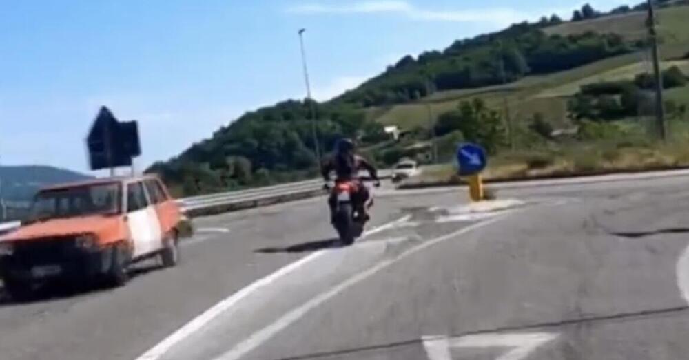 In moto a velocit&agrave; folle in curva e contromano alle rotonde: i video dalla Valtrebbia che indignano