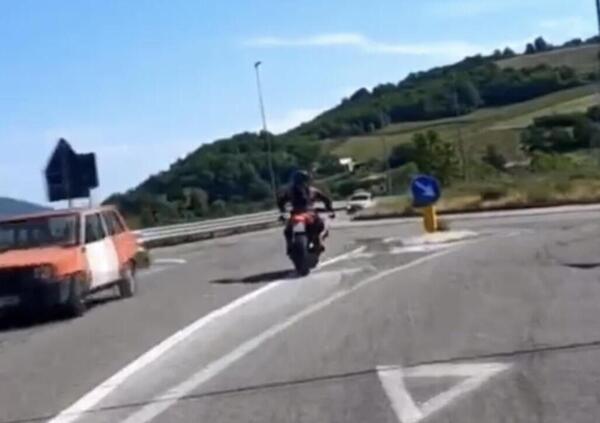 In moto a velocit&agrave; folle in curva e contromano alle rotonde: i video dalla Valtrebbia che indignano