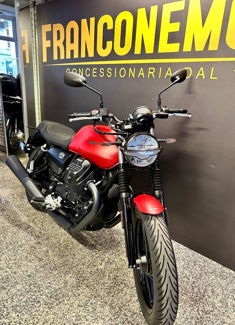 Moto Guzzi V7 Stone (2021 - 24) (6)