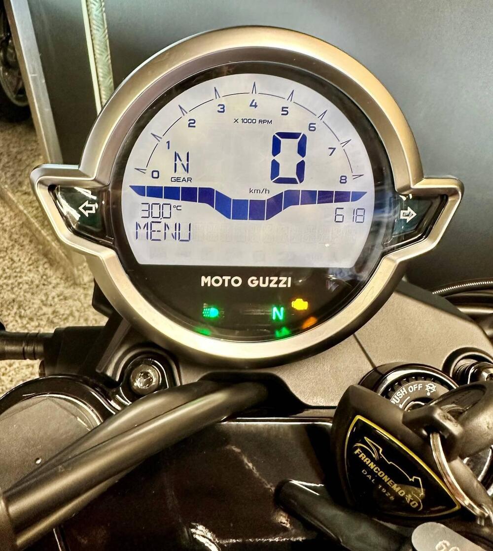Moto Guzzi V7 Stone (2021 - 24) (13)