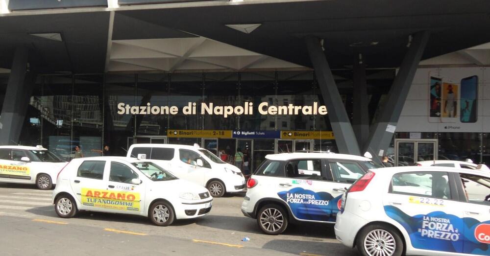 A Napoli alcuni tassisti farebbero pagare ai turisti ricchi anche mille euro per una sola corsa