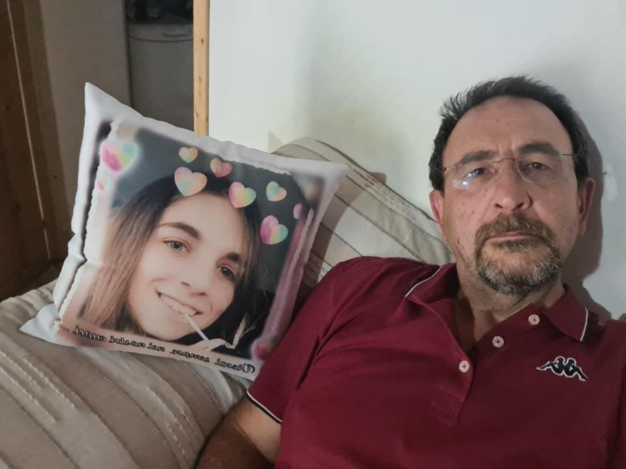 Vincenzo Gualzetti con la foto sul cuscino della figlia Chiara